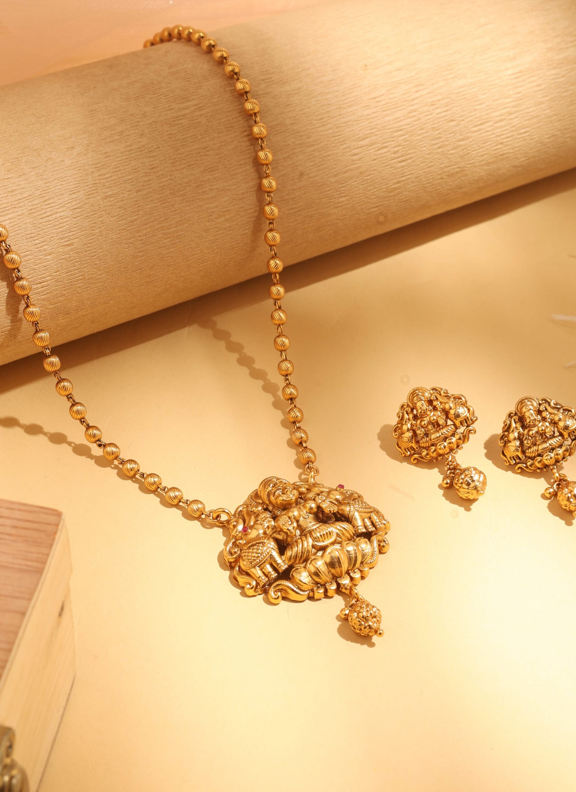 Festive Meenakari Choker Set thumbnail 4