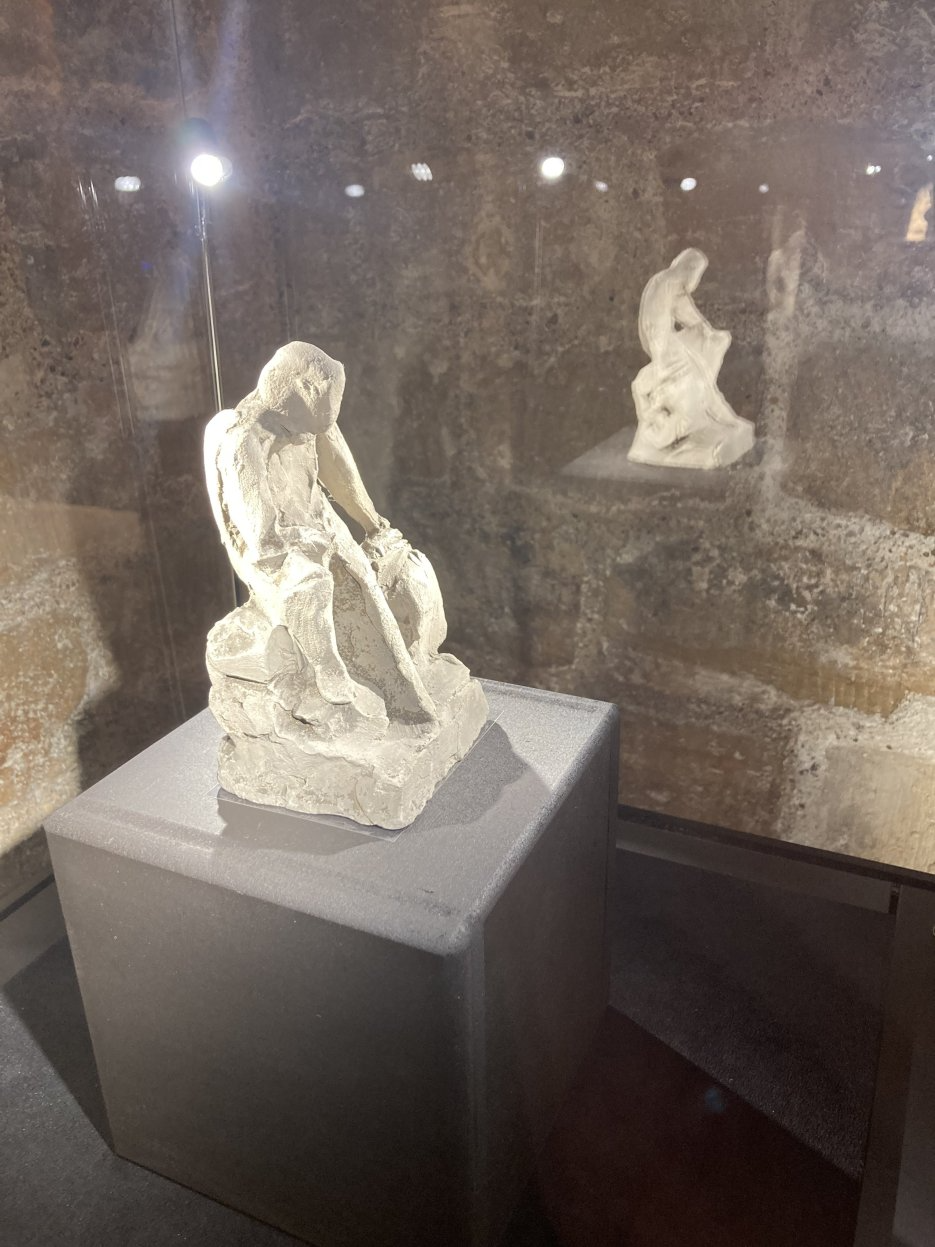 Première étude de la statue (1866, Colmar, musée Bartholdi) : sa main gauche s’appuie alors sur ce qui semble être une tête de sphinx. Exposition Champollion au Collège de France