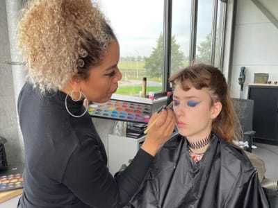 Make-up artiest aan het werk
