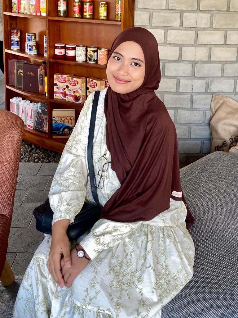 Ms. Dhini, guru Matematika dan Bahasa Inggris SEC Surabaya