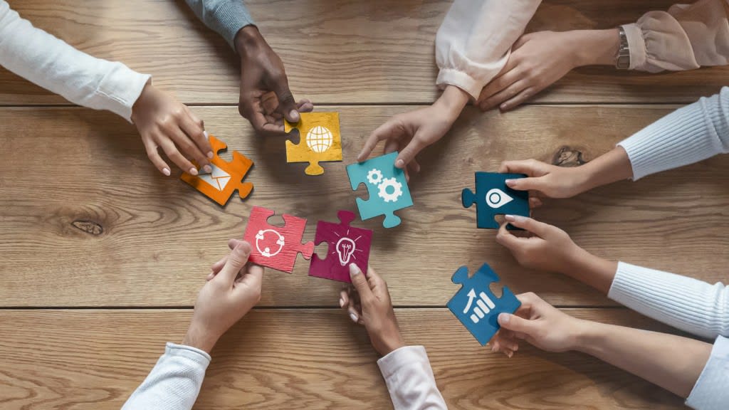 Teams connecting modular business capabilities into one operating picture