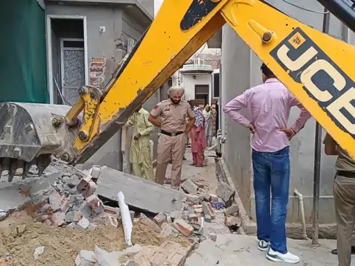 भगोड़े नशा तस्कर के अवैध मकान पर चला बुलडोजर