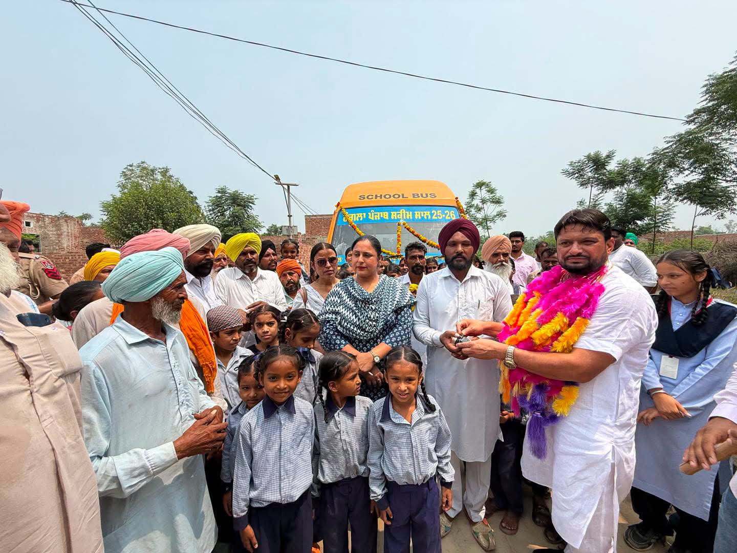 ਨੰਨ੍ਹੇ ਕਦਮਾਂ ਨੂੰ ਮਿਲਿਆ ਸੁਰੱਖਿਅਤ ਸਫ਼ਰ, ਰਾਜਗੜ੍ਹ ਖੁਰਦ ਦੇ ਸਕੂਲੀ ਬੱਚਿਆਂ ਨੂੰ ਮਿਲੀ ਸਕੂਲ ਵੈਨ