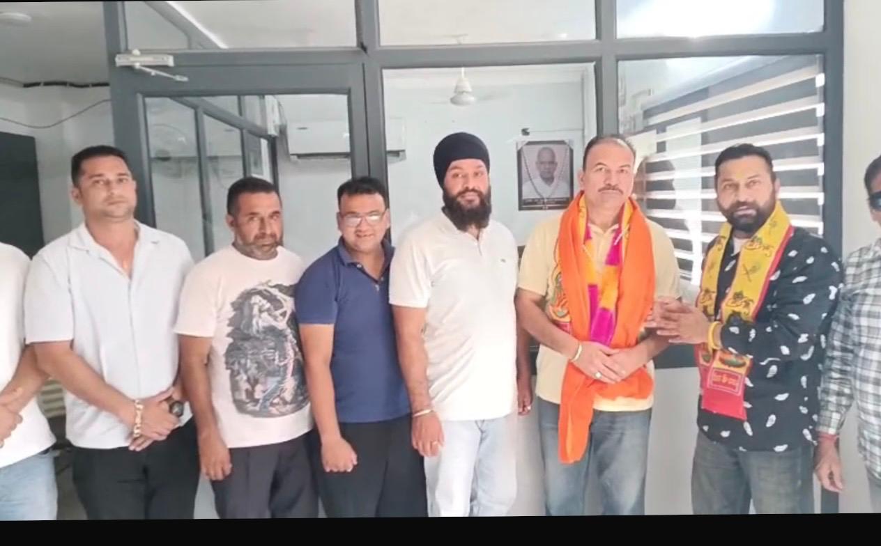 ਇੰਸਪੈਕਟਰ' ਬਣਨ 'ਤੇ ਰਮੇਸ਼ ਸ਼ਰਮਾ ਨੂੰ ਵੱਡਾ ਸਨਮਾਨ, ਭਗਵਾਨ ਸ਼੍ਰੀ ਕ੍ਰਿਸ਼ਨ ਦੀ ਪਵਿੱਤਰ ਮੂਰਤੀ ਭੇਟ ਕਰਕੇ ਵਧਾਈ