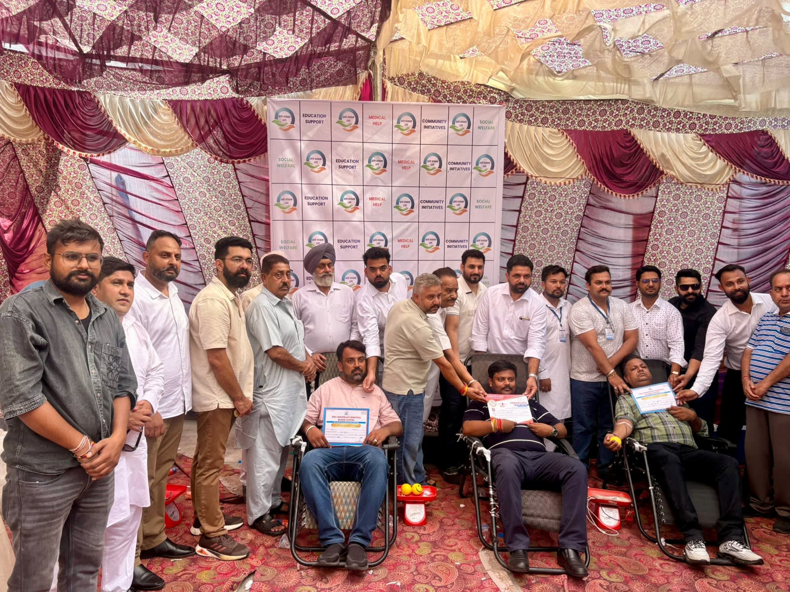 ਸੇਫ ਹਿਊਮਨ ਲਾਈਫ ਵੱਲੋਂ ਮੈਡੀਕਲ ਤੇ ਖੂਨਦਾਨ ਕੈਂਪ, 450 ਮਰੀਜ਼ਾਂ ਦੀ ਜਾਂਚ