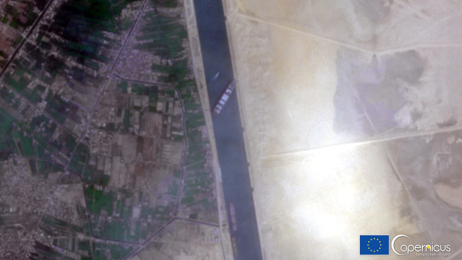 container ship transit through the suez canal (file image)