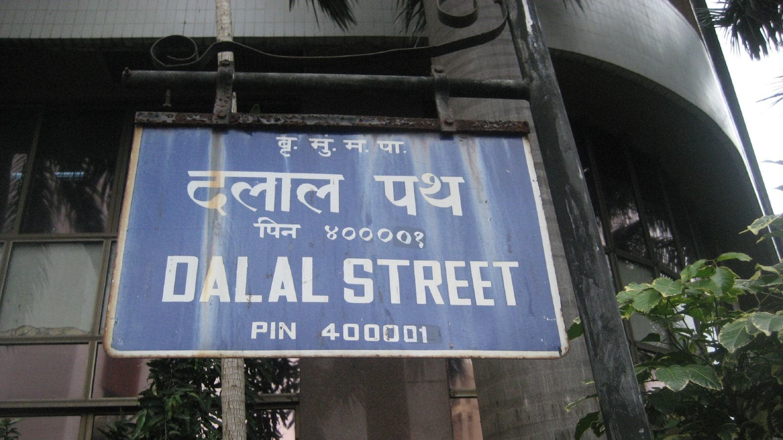Dalal Street sign marks Mumbai’s financial hub amid Jio IPO retail rush.