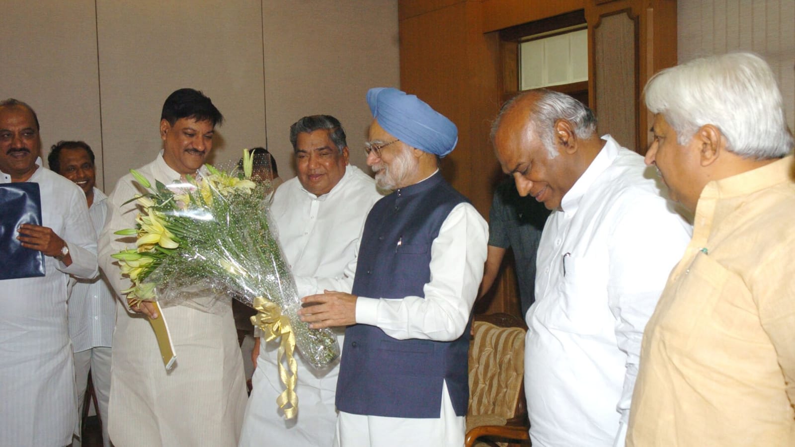 Mallikarjun Kharge with former PM Manmohan Singh in 2007