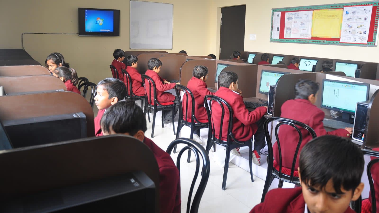 Students engage in a computer lab, reflecting CBSE’s new AI learning initiative.