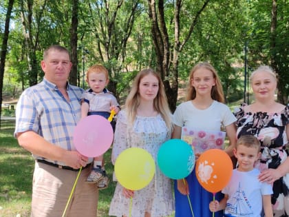 Сотрудники Кировской полиции поздравили многодетную семью инспектора Госавтоинспекции с Днем семьи, любви и верности