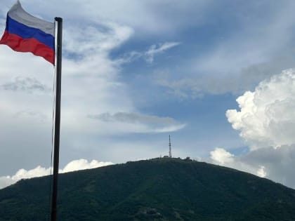 Триста студентов Пятигорска развернули огромный флаг России в центре города