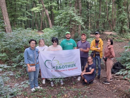 Добровольцы клуба пациентов и их родственников больницы приняли участие в субботнике