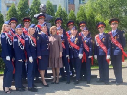 Старший помощник руководителя следственного управления поздравила выпускников 11 профильных кадетских классов СК России с последним звонком