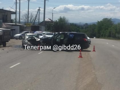 Семь человек пострадали в лобовом столкновении легковушек на Ставрополье