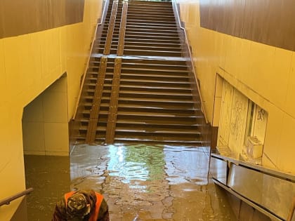 В Ставрополе спасательные бригады, аварийные службы и управляющие компании откачивают воду после подтопления