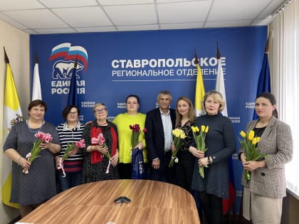 Алексей Лавриненко поздравил женщин-волонтёров с наступающим 8 Марта