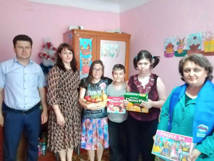 Поздравили детей в пункте временного размещения