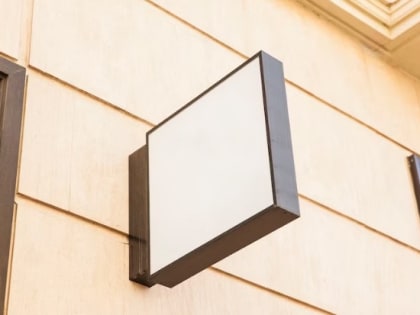 С начала 2023 года в Минводах демонтировали 10 незаконных рекламных вывесок