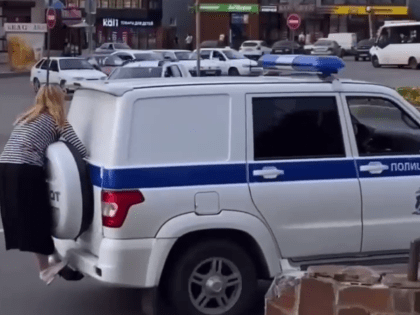Девушка подшофе прокатилась на бампере машины полиции на Ставрополье — видео