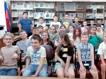 Пусть вечно детство звонкое смеётся!