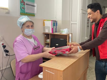 Волонтеры-медики поздравили женский коллектив СККБ с 8 марта