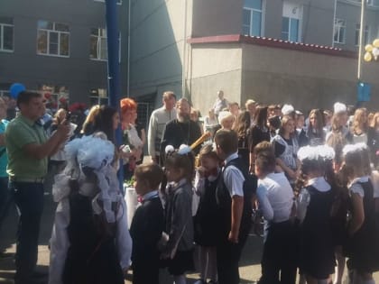 Духовенство храма Александра Невского г. Ставрополя приняло участие в школьных линейках