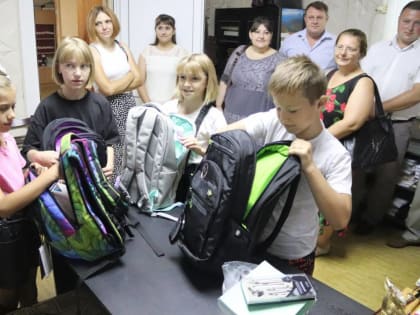 Активисты и сторонники партии помогают собрать детей к школе