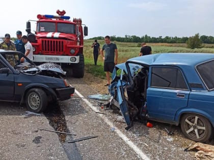 Три человека получили тяжелые травмы в лобовой аварии на Ставрополье
