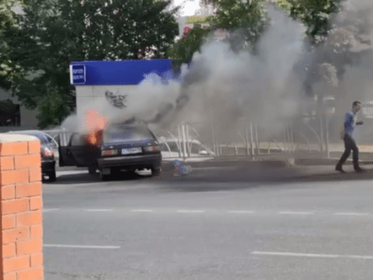 Загоревшийся автомобиль в Ставрополе сняли очевидцы