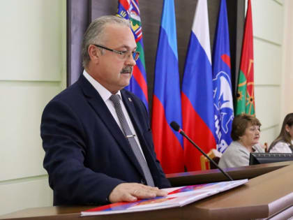 Михаил Миненков поздравил Сергея Саенко с избранием главой Антрацитовского округа