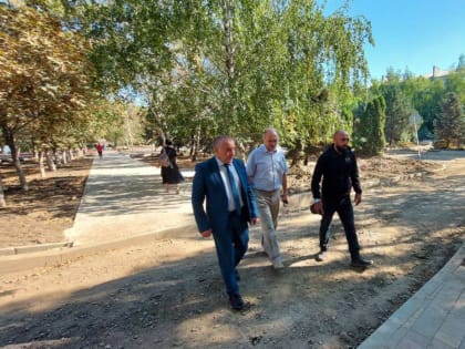 «Единая Россия» проверила обустройство пешеходной зоны в Изобильном