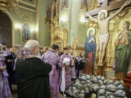 В Ставрополе прошел крестный ход с освященным в Иерусалиме крестом