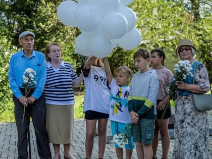 Газета «Родина».  В месткоме КПРФ. Белые шары – дань памяти