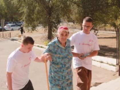 Волонтеры помогают избирателям с ограниченными возможностями