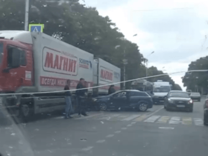 Авария с легковушкой и большегрузом парализовала движение в юго-западном районе Ставрополя