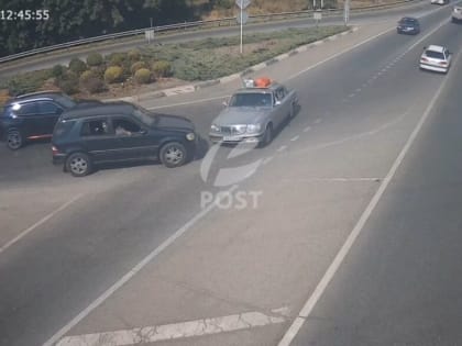 В Пятигорске попытка проскочить перекресток со второстепенной дороги по обочине обернулась столкновением, в котором пострадали 2 человека