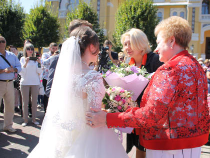 В ДЕНЬ ГОРОДА В КИСЛОВОДСКЕ ЧЕСТВОВАЛИ МОЛОДОЖЕНОВ