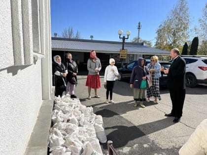 В Покровском соборе города Невинномысска раздали продуктовую помощь нуждающимся