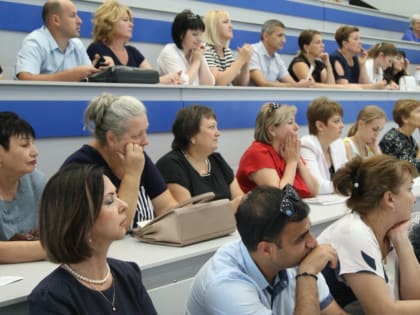 В городе Ставрополе прошел круглый стол на тему: «Система дополнительного образования и ранняя профессиональная ориентация школьников – ключевой ресурс развития экономики и социаль