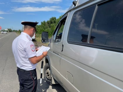 Водитель маршрутки в Невинномысске запускал и выпускал пассажиров через запасный выход