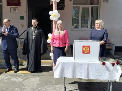 Настоятель храма святителя Николая Чудотворца посетил последний звонок в средней школе станицы Барсуковской