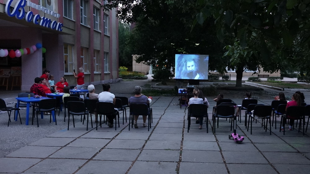 Погода в станице курской ставропольского края. Кинотеатр станица Курская. Ставропольский край станица курскаяфантан. Ставропольский край станица Курская кинотеатр Восток. Станица Курская Ставропольский край фонтан.