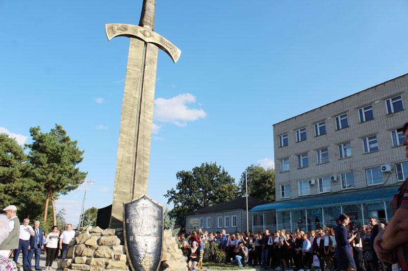 Погода александровское. Ставропольский край Александровский район село Александровское. Село Александровское Ставропольский край меч. Меч в селе Александровском Ставропольского. Памятник меч село Александровское.