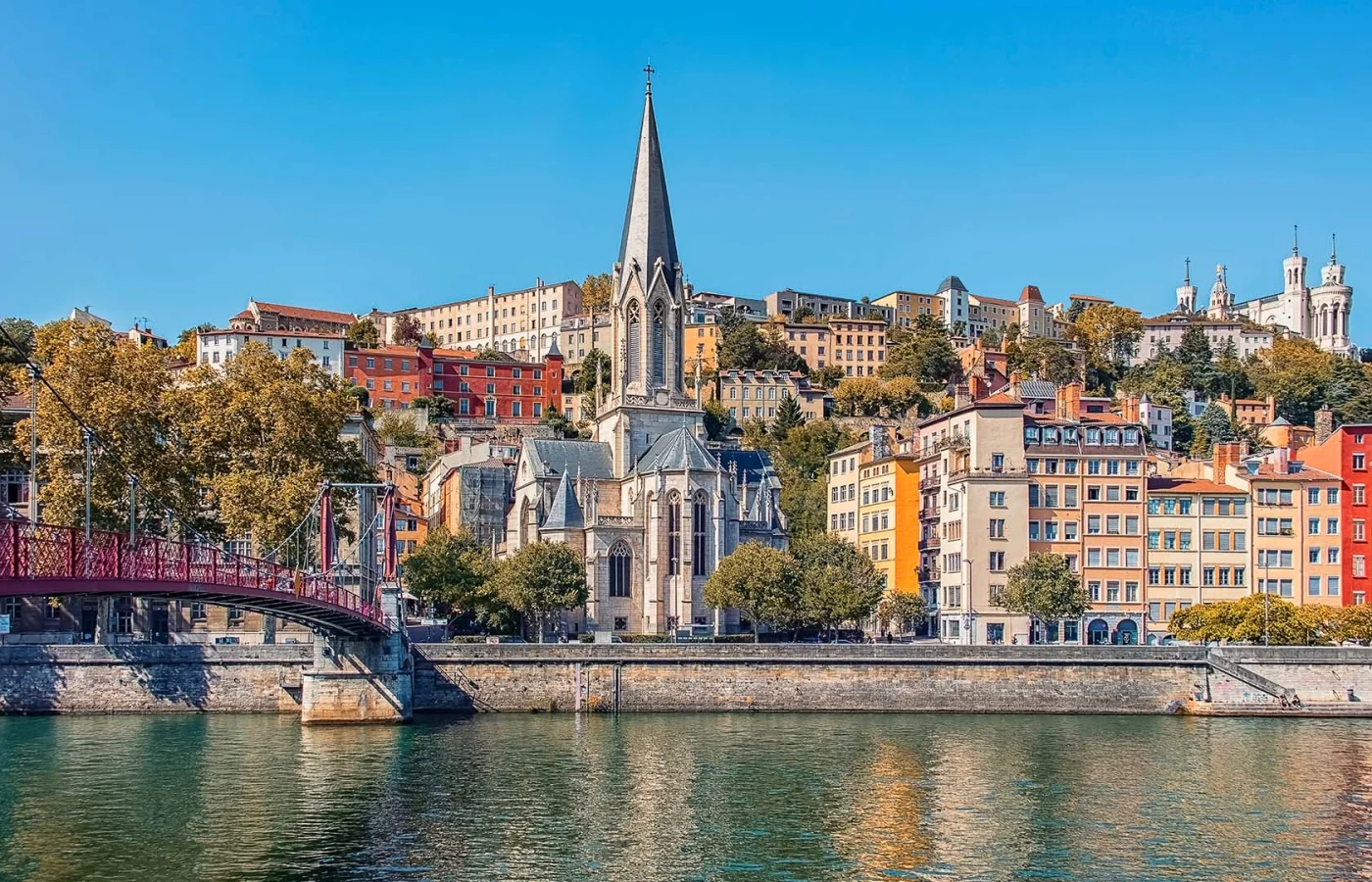 Ville de Lyon, vue sur le Rhône et Fourviere. Un pont traverse le fleuve