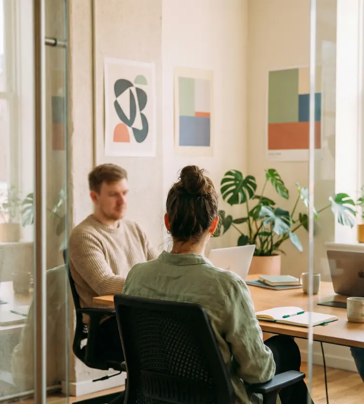 deux personnes en train de discuter