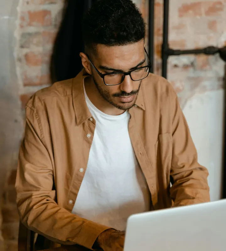 Un homme travail sur son ordinateur.