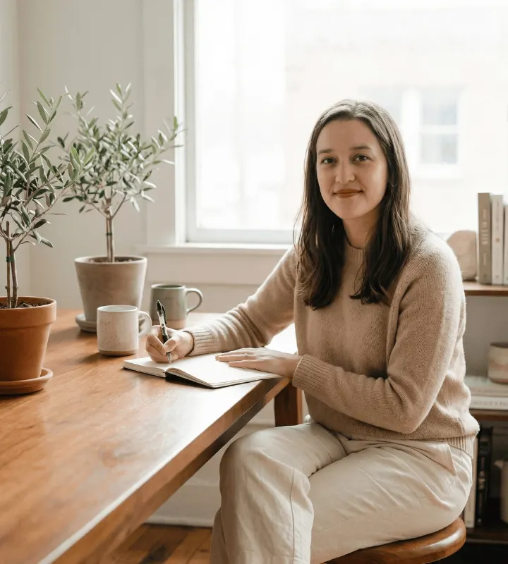 Jeune femme assise devant son bureau