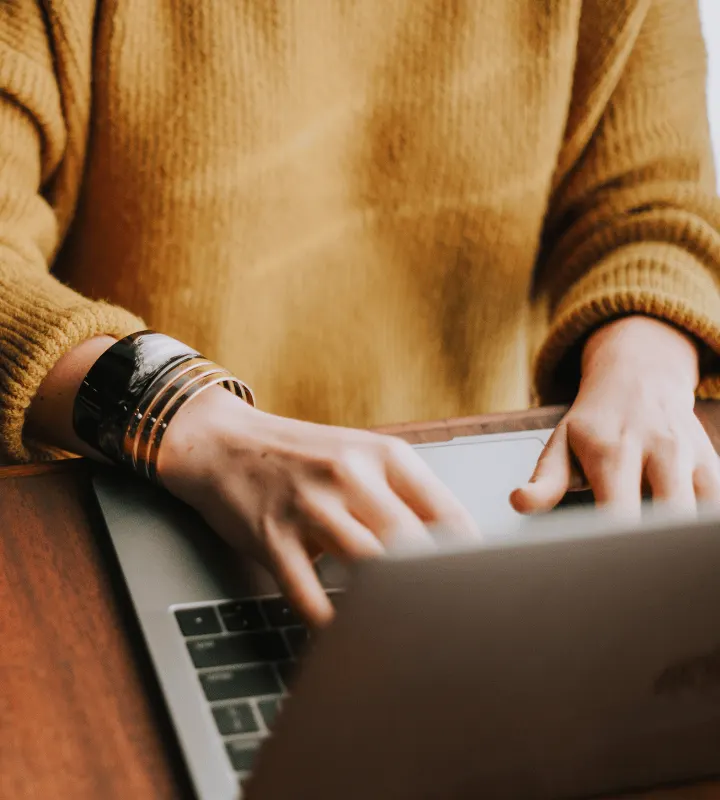 Femme sur un ordinateur  qui fait des recherches.