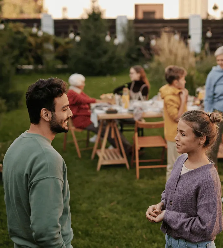 Discussion entre un homme et une femme en famille.
