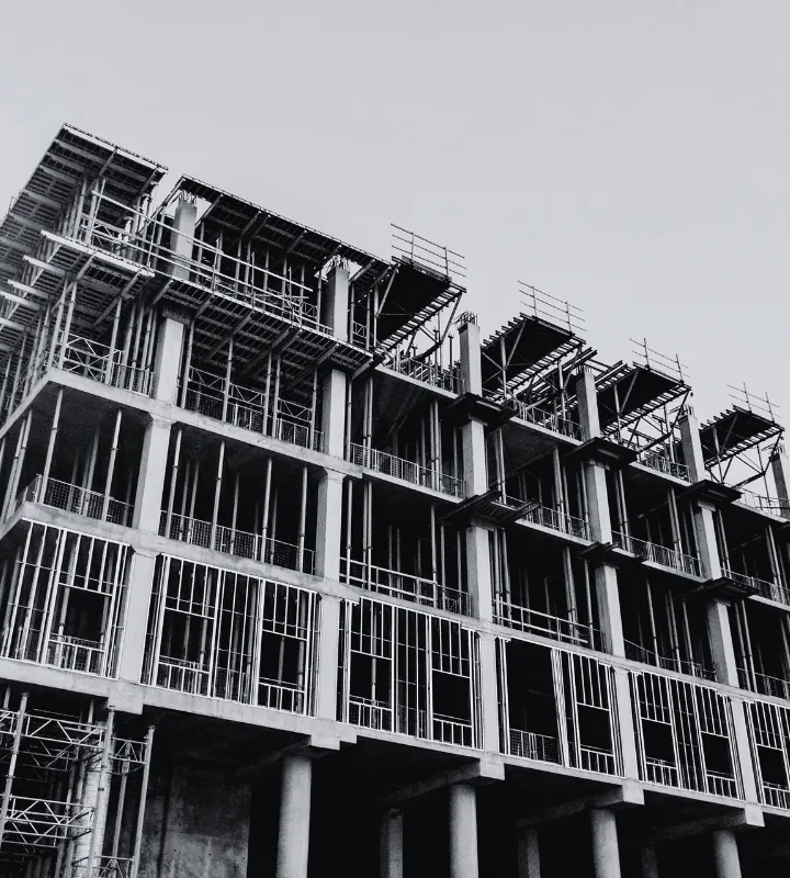 Construction d'un immeuble, photo en noir et blanc.